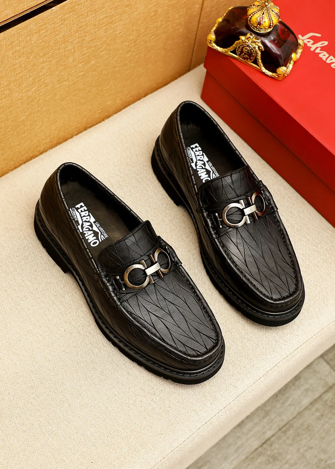 Men's shoes 💰520 💐 Product trademark: Ferragamo "Ferragamo" casual leather shoes Regular size: 38-44 (45.46🉑️customized) Product materials: Selected imported first-layer calfskin embossed upper + original hardware buckle, imported water-dyed cow leather lining. Strong three-dimensional visual effect, original outsole color: 1⃣️color optional